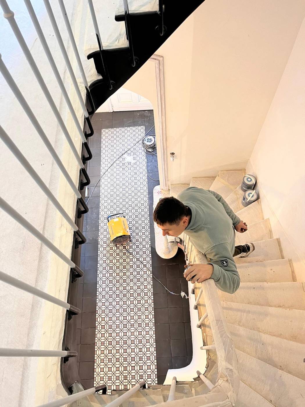 Cage d'escalier et carreaux de ciment