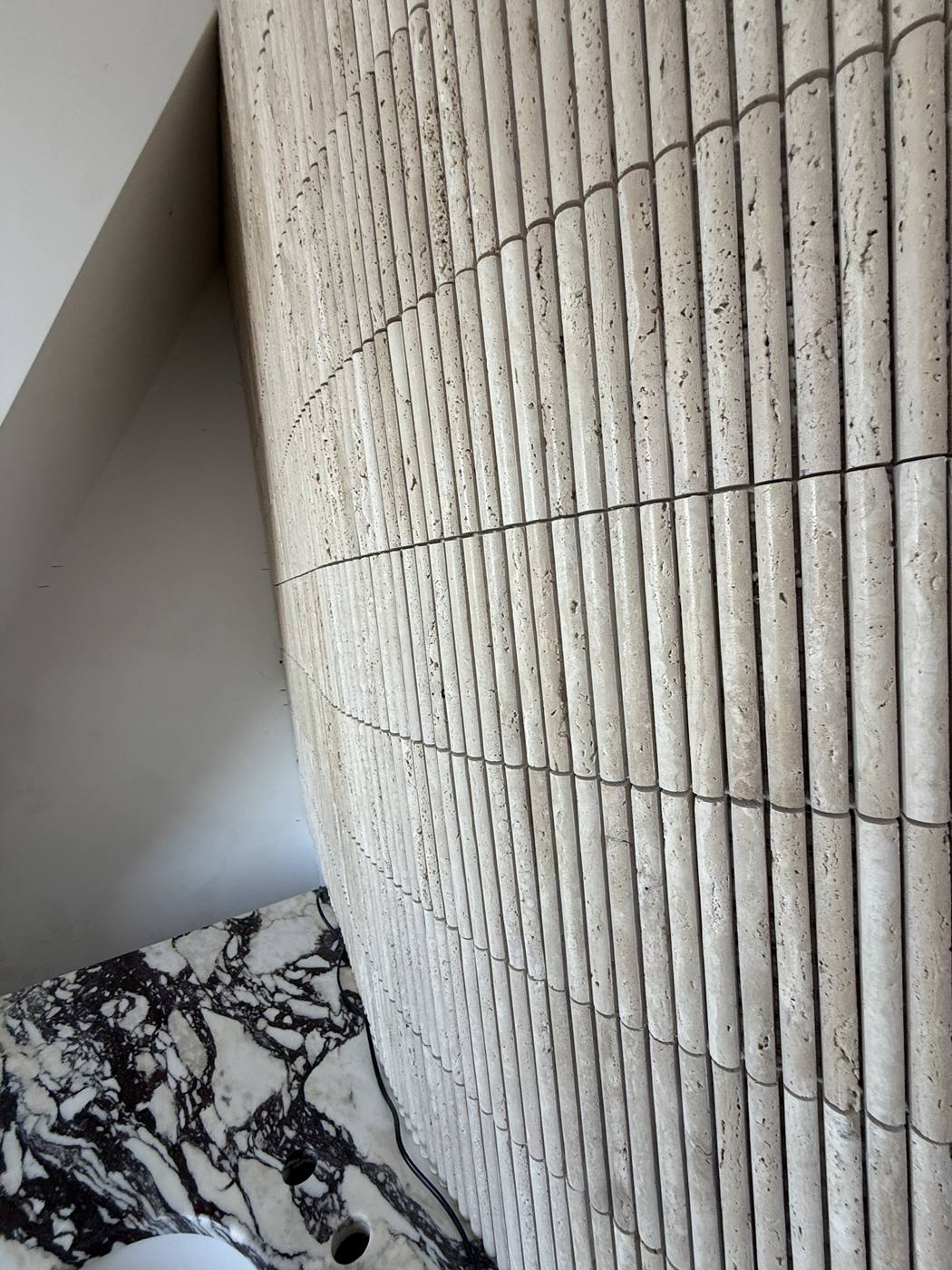 Mur courbe en travertin et vasque en marbre